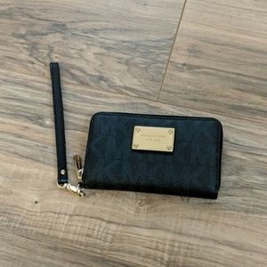 Michael Kors Bags - Micheal kors wristlet Michael Kors Bags - Micheal kors wristlet